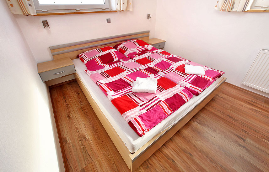 Room no. 5 - Four-bed Apartment with own bathroom + separated bedrooms, Bezchlebovi - Accommodation Český Krumlov