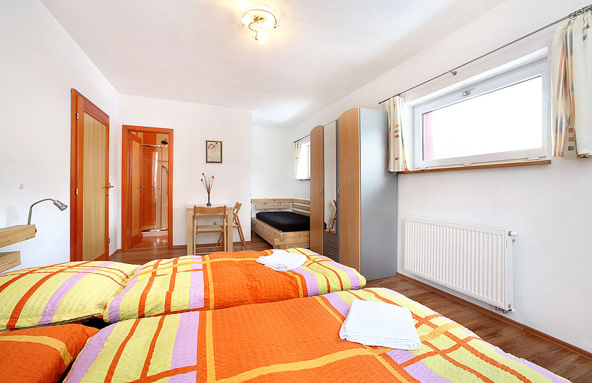 Room no. 6 - Triple-bed Room with own bathroom, Bezchlebovi - Accommodation Český Krumlov